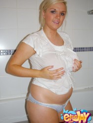 Ellie Jay gets her big tits wet in the bath gf style